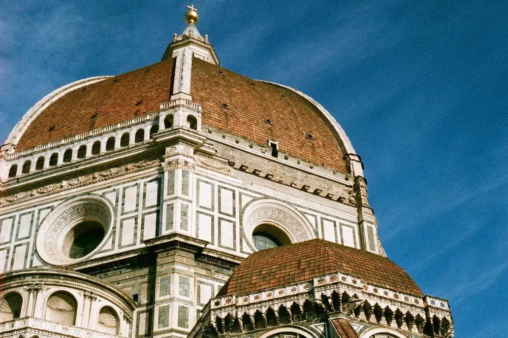 Le dôme de la cathédrale de Florence contre un ciel bleu